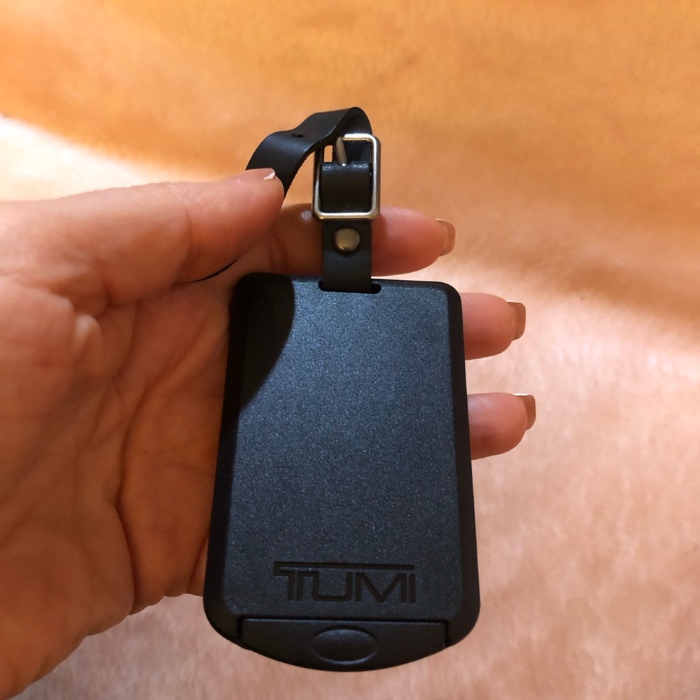 Elegant TUMI luggage tag in black. Ideal for identifying bags.